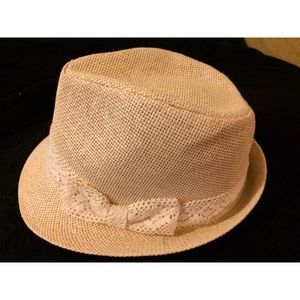 Hatter Hat Fedora beige straw/crochet bow OSFA
